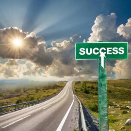 imagegratuite.com_00000186_L_f2-success-Road-Sign-on-road