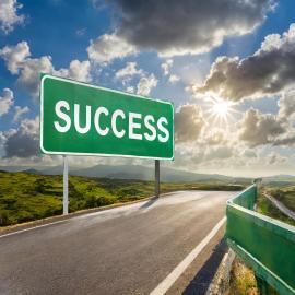 imagegratuite.com_00000187_L_f2-success-Road-Sign-on-road