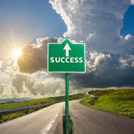 imagegratuite.com_00000188_L_f2-success-Road-Sign-on-road