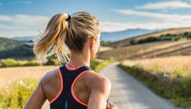 imagegratuite.com_00000197_L_f2-upper-body-behind-woman-running-country-road