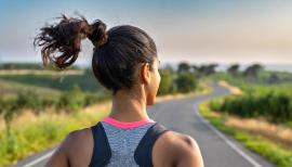 imagegratuite.com_00000199_L_f2-upper-body-behind-woman-running-country-road