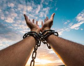 imagegratuite.com_00000307_L_f2-man-arm-chained-hands-raised-sky