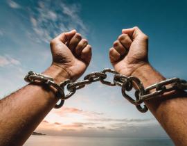 imagegratuite.com_00000308_L_f2-man-arm-chained-hands-raised-sky