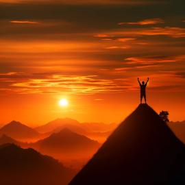 imagegratuite.com_00000367_M_d3-silhouette-man-raising-arms-on-hill-sunset