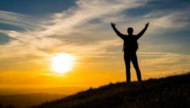 imagegratuite.com_00000370_L_f2-silhouette-man-raising-arms-on-hill-sunset