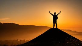 imagegratuite.com_00000372_L_f2-silhouette-man-raising-arms-on-hill-sunset