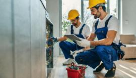 imagegratuite.com_00000403_L_f2-2-electricians-working-electrical-panel-in-apartment