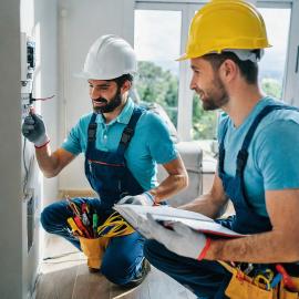 imagegratuite.com_00000404_L_f2-2-electricians-working-electrical-panel-in-apartment