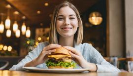 imagegratuite.com_00000453_L_f2-Joyful-woman-going-eat-hamburger