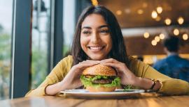 imagegratuite.com_00000454_L_f2-Joyful-woman-going-eat-hamburger