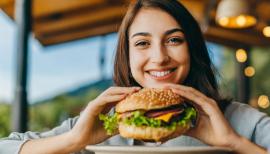 imagegratuite.com_00000455_L_f2-Joyful-woman-going-eat-hamburger