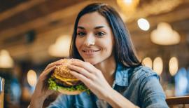 imagegratuite.com_00000463_L_f2-Joyful-woman-going-eat-hamburger