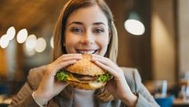 imagegratuite.com_00000464_L_f2-Joyful-woman-going-eat-hamburger