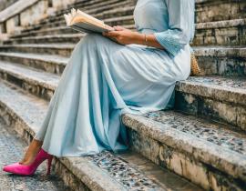 imagegratuite.com_00000478_L_f2-Woman-sitting-outdoor-staircase-to-read