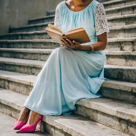 imagegratuite.com_00000480_L_f2-Woman-sitting-outdoor-staircase-to-read