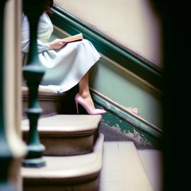 imagegratuite.com_00000482_M_d3-Woman-sitting-indoor-staircase-to-read