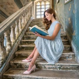 imagegratuite.com_00000486_L_f2-Woman-sitting-indoor-staircase-to-read