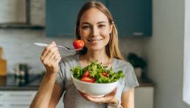 imagegratuite.com_00000493_L_f2-woman-going-eat-salad-in-kitchen