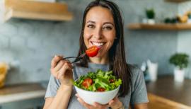 imagegratuite.com_00000494_L_f2-woman-going-eat-salad-in-kitchen