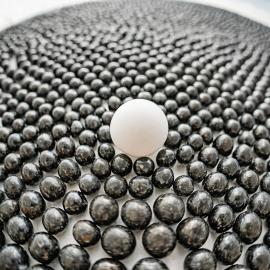 imagegratuite.com_00000608_L_f2-1-white-ball-among-many-black-balls