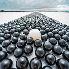 imagegratuite.com_00000610_L_f2-1-white-ball-among-many-black-balls