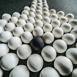 imagegratuite.com_00000624_L_f2-1-black-ball-among-many-white-balls